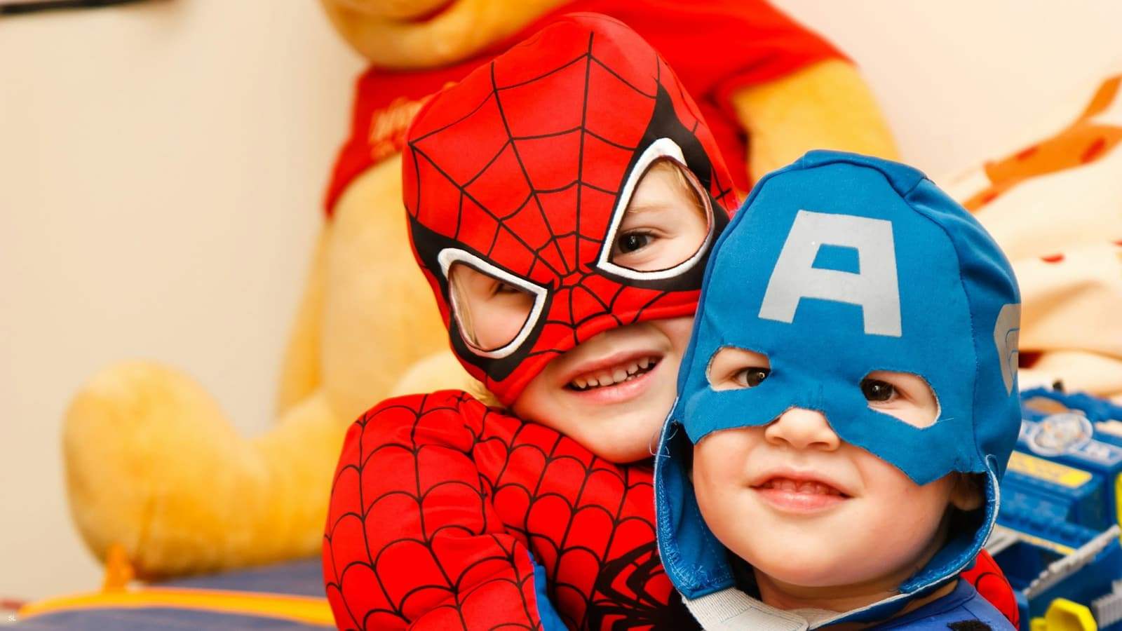 Xiquets disfressats de superherois en una festa