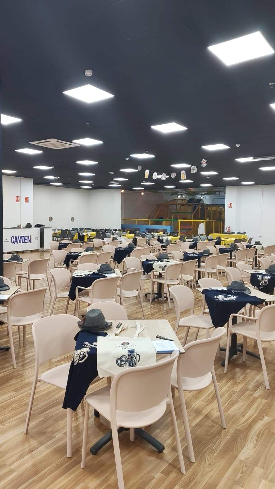 Saló de Camden Events muntat amb taules i cadires